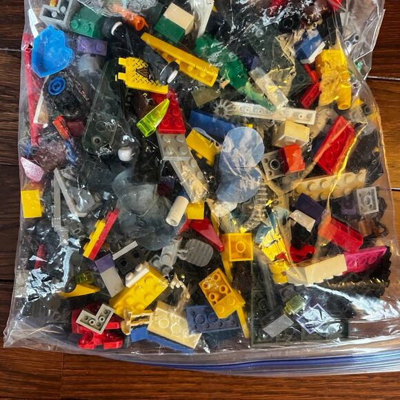 Gallon Size Bag of Miscellaneous LEGO Pieces - Picture 9 of 9